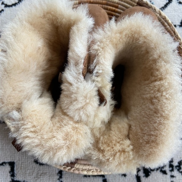 Authentic UGG mini BAILEY BOW ankle boots. - Picture 6 of 11